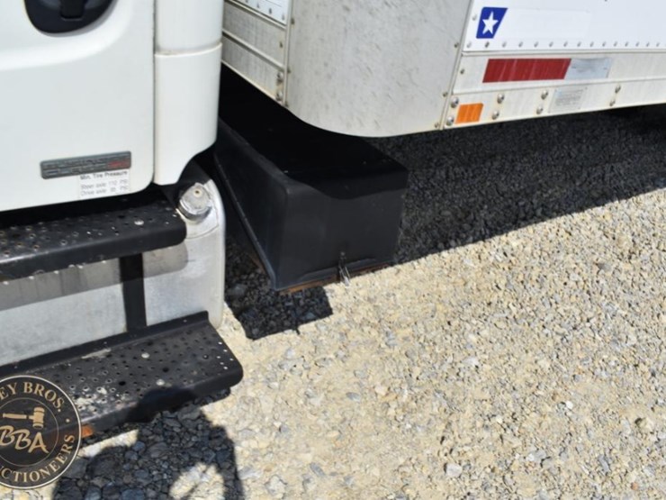 2009-freightliner-business-class-m2-106-image-22