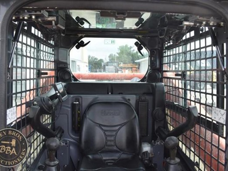 2017-kubota-ssv65-image-34