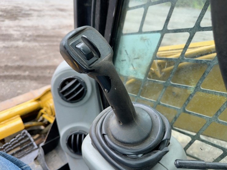 2012-caterpillar-262c2-image-17