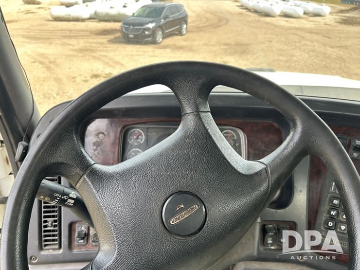 2016-freightliner-108sd-image-46