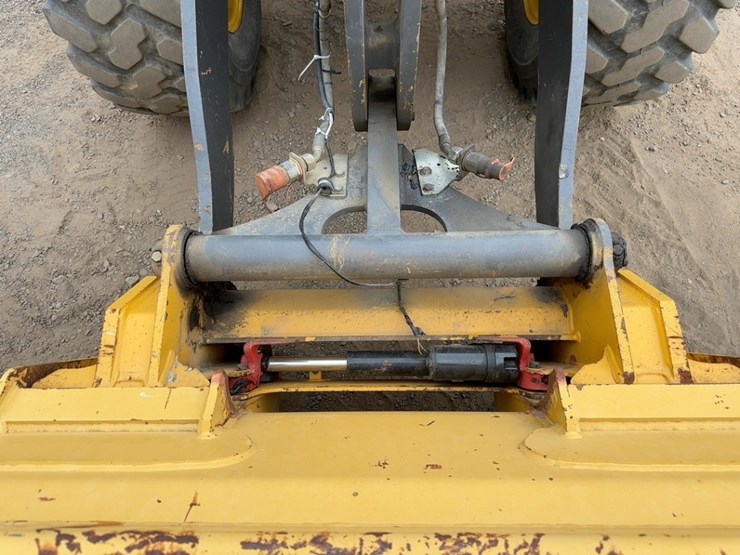 2021-deere-304l-image-12