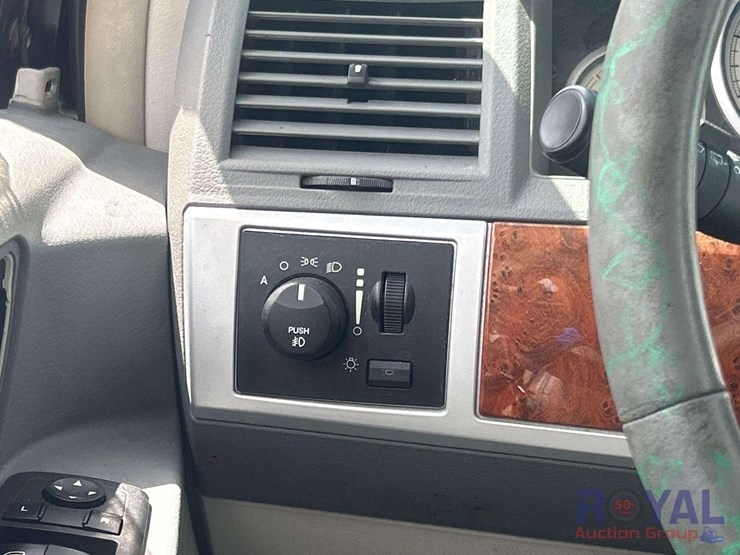 2008-chrysler-town-&-country-image-15