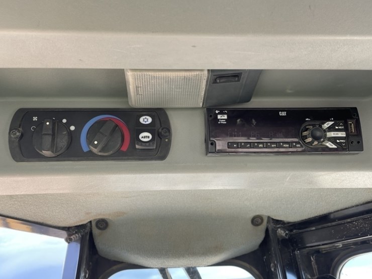 2019-caterpillar-d8t-image-41