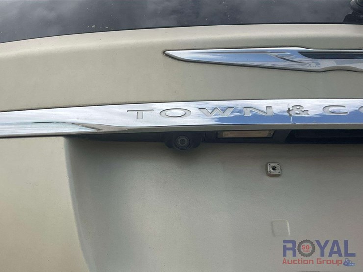 2013-chrysler-town-&-country-image-37