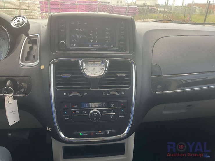 2013-chrysler-town-&-country-image-13