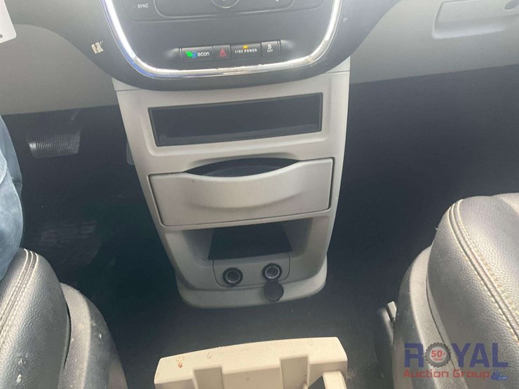 2013-chrysler-town-&-country-image-14
