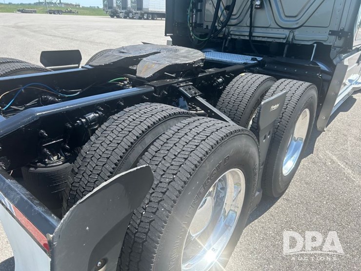 2016-freightliner-cascadia-125-image-8