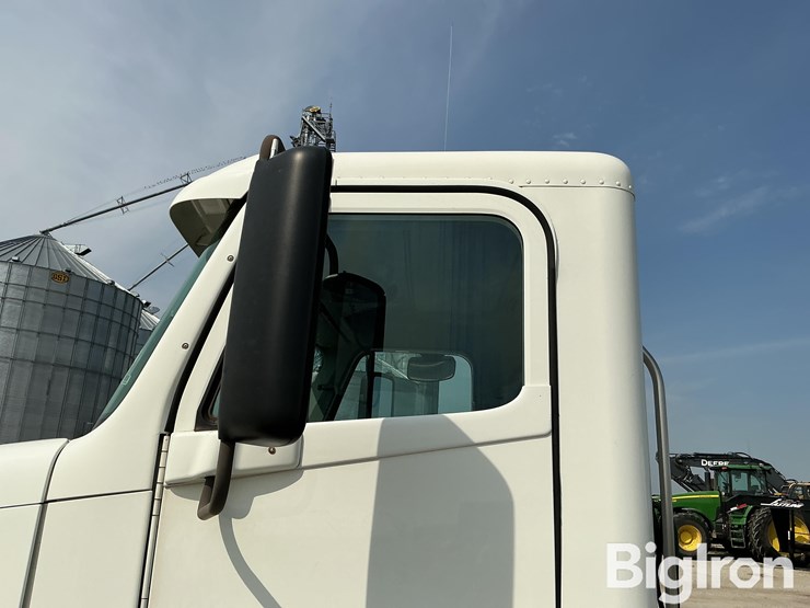 2007-freightliner-columbia-120-image-13