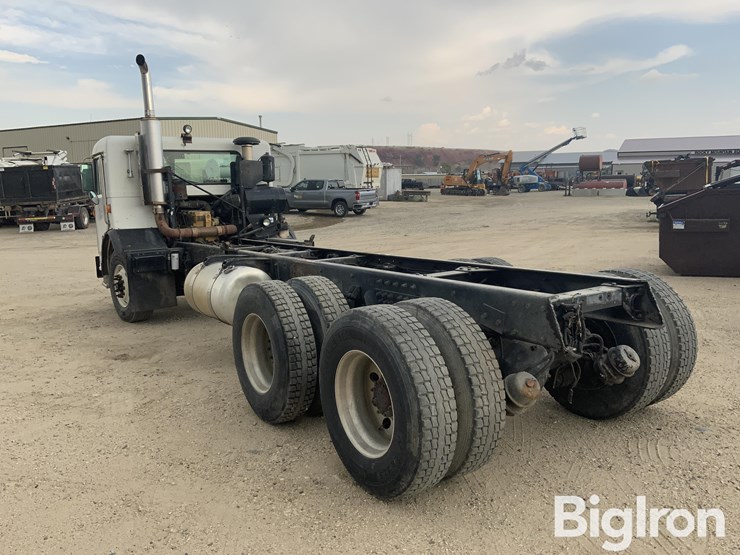 2004-peterbilt-320-image-7