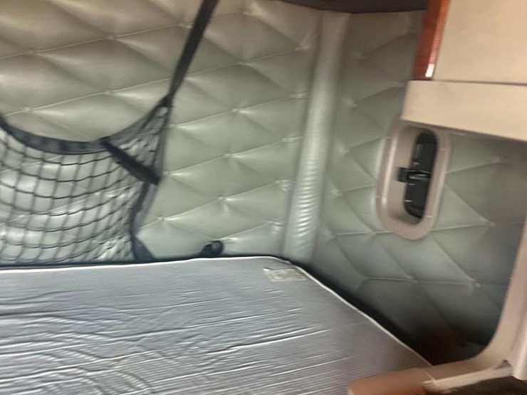 2015-freightliner-cascadia-125-image-32