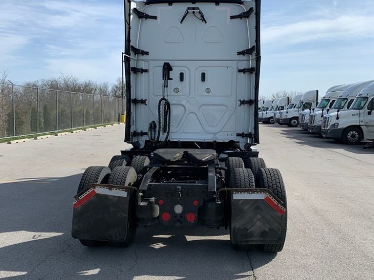 2018-freightliner-cascadia-126-image-3