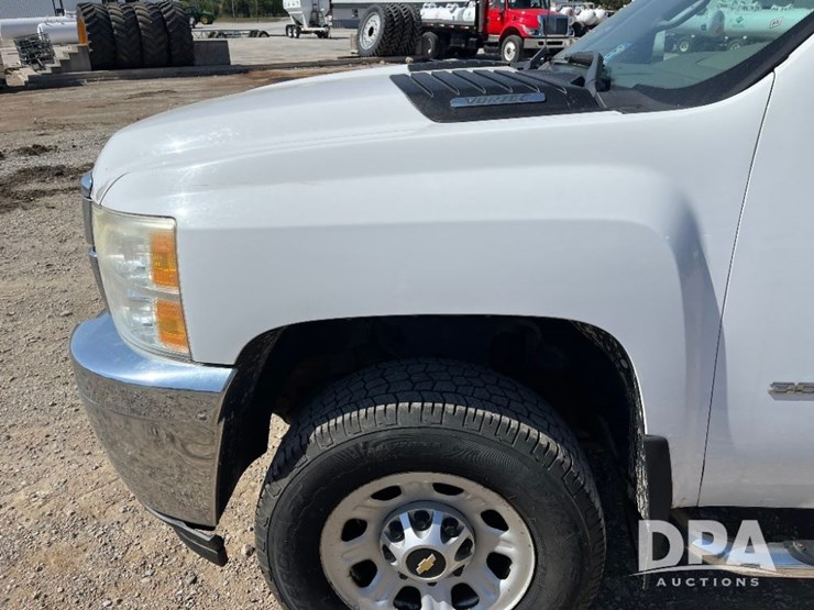 2011-chevrolet-3500hd-image-17