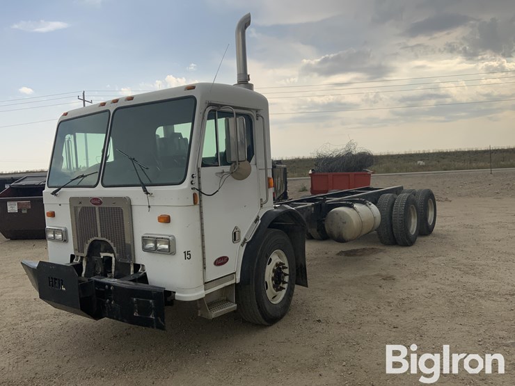 2004-peterbilt-320-image-1
