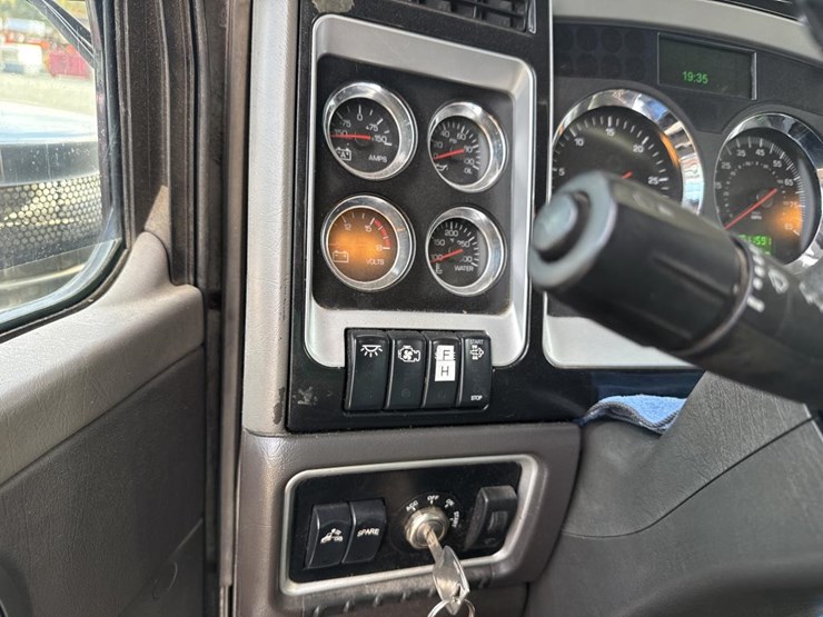 2009-kenworth-w900-image-43
