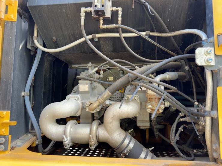 2019-deere-300g-lc-image-32