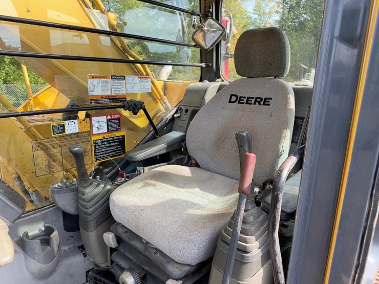 2004-deere-225c-lc-image-36