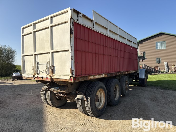 1985-freightliner-flc120-image-5