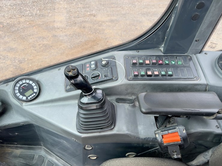 2021-deere-304l-image-22