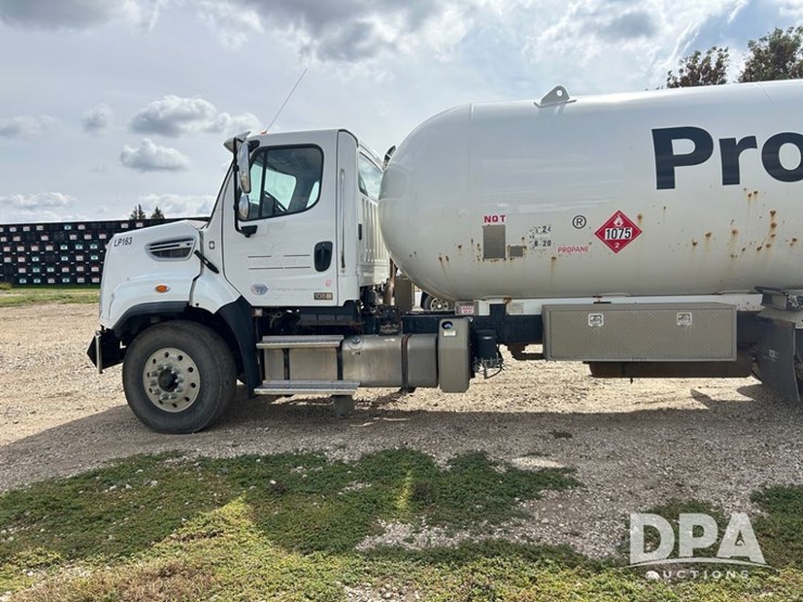 2016-freightliner-108sd-image-4