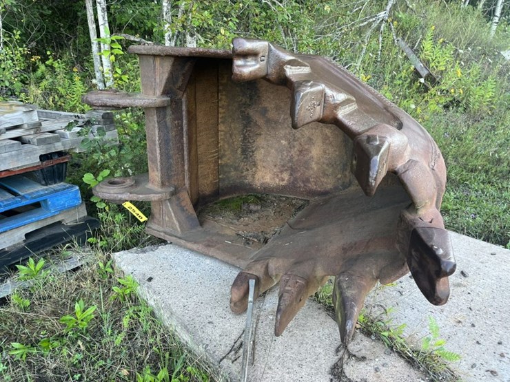 #2540-•-approx-42“-excavator-stump-bucket-image-1