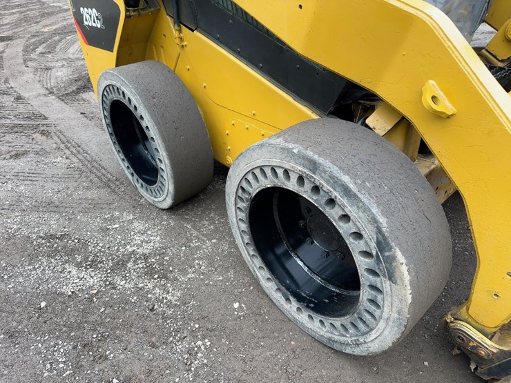 2012-caterpillar-262c2-image-10