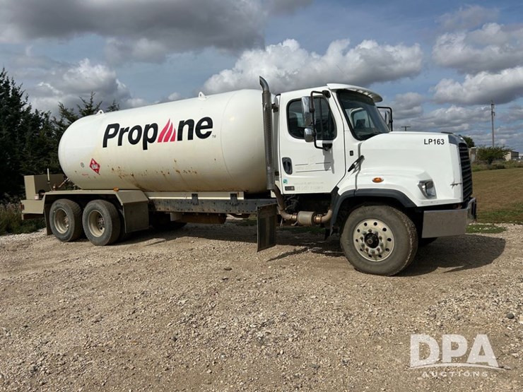 2016-freightliner-108sd-image-14