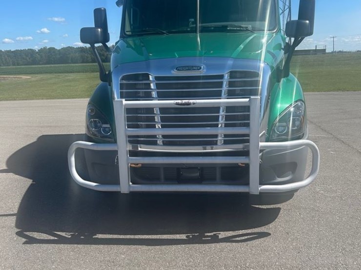 2017-freightliner-cascadia-125-image-2