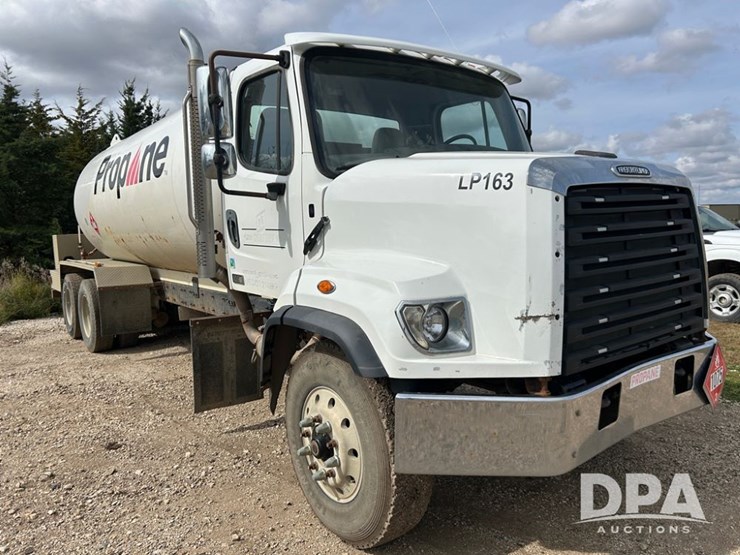 2016-freightliner-108sd-image-50