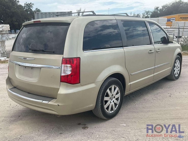 2013-chrysler-town-&-country-image-3