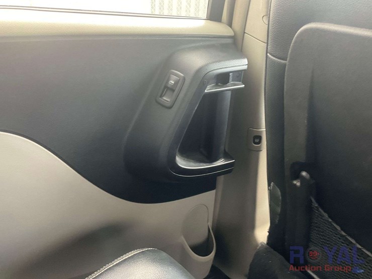 2013-chrysler-town-&-country-image-27