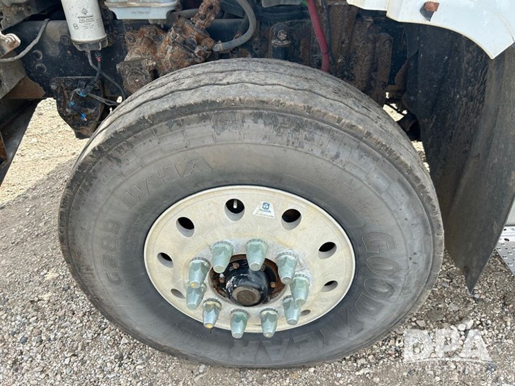 2016-freightliner-108sd-image-17