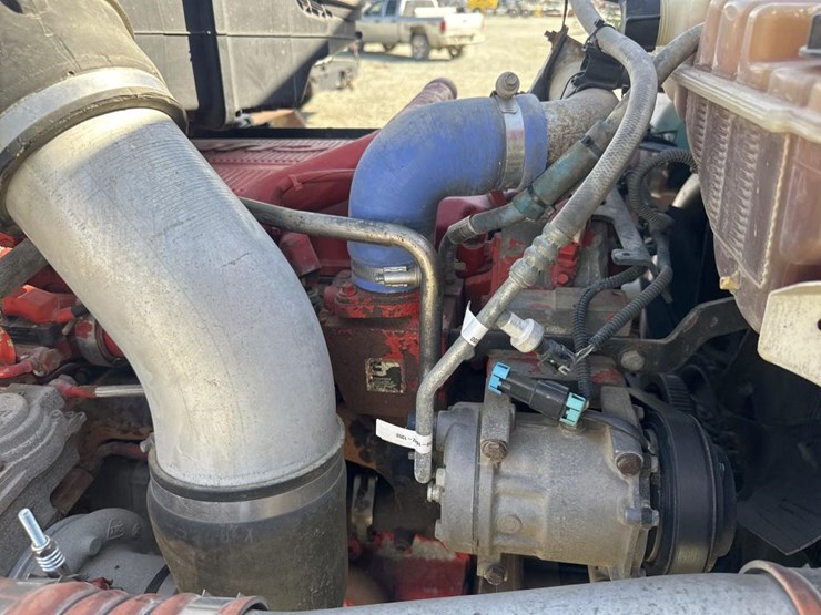 2014-peterbilt-567-image-45