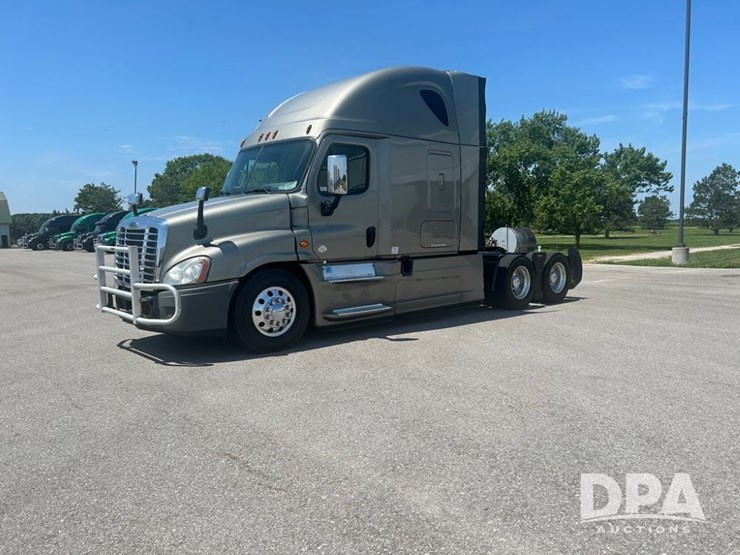 2016-freightliner-cascadia-125-image-1