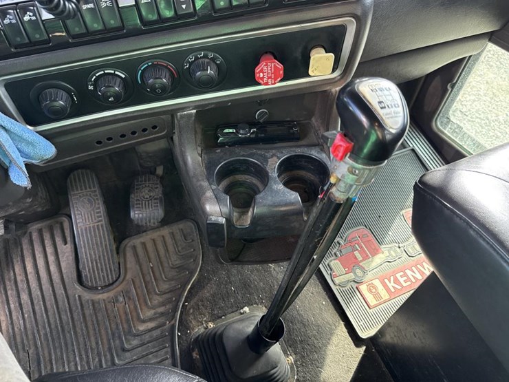 2009-kenworth-w900-image-40