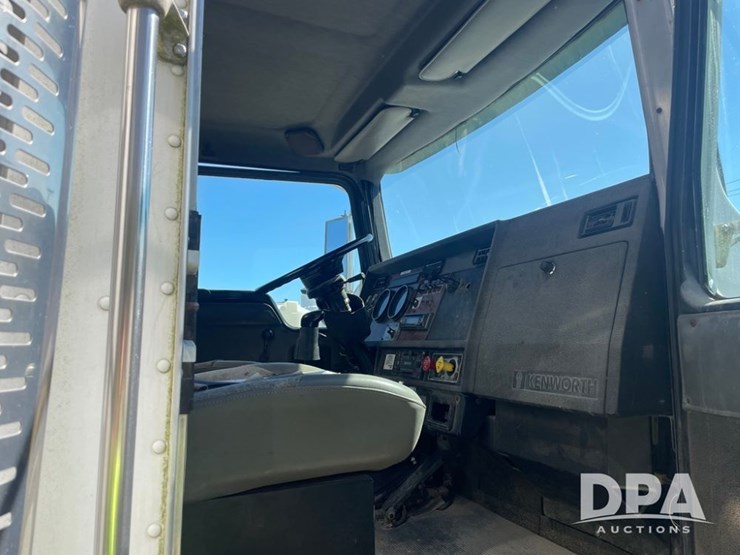 1999-kenworth-t800-image-16