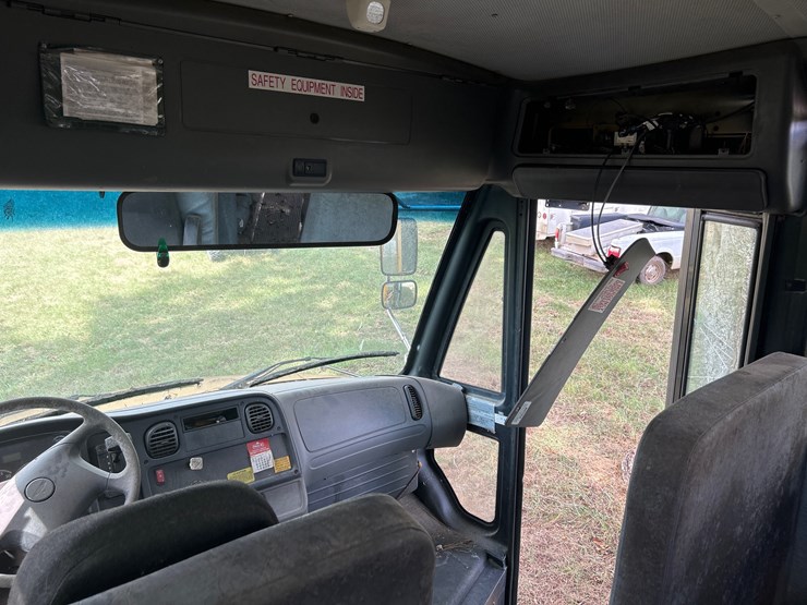 2012-freightliner-b2-image-15
