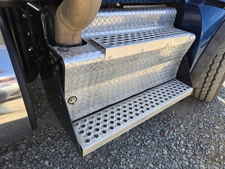 2017-kenworth-t880-image-19