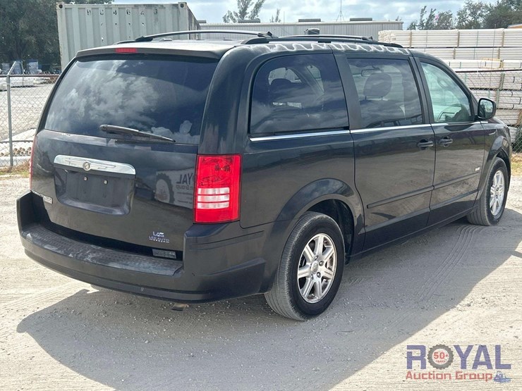2008-chrysler-town-&-country-image-3
