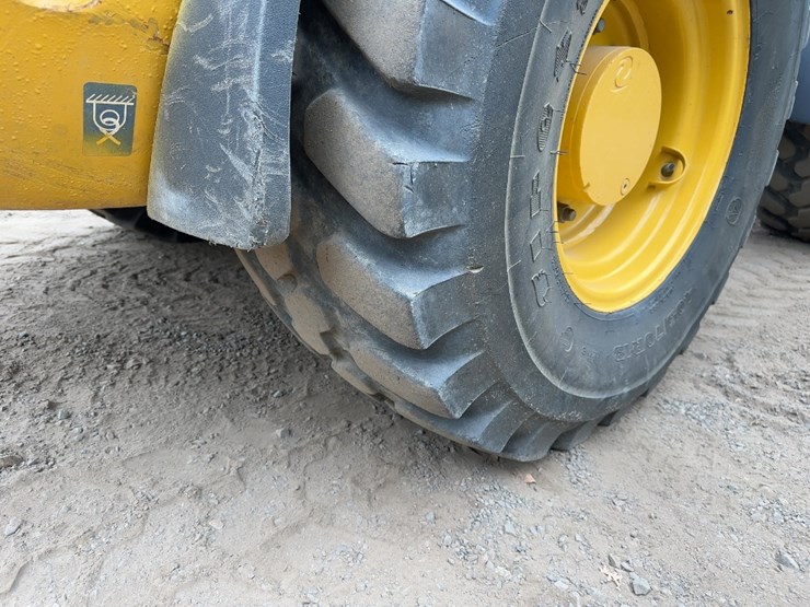 2021-deere-304l-image-14