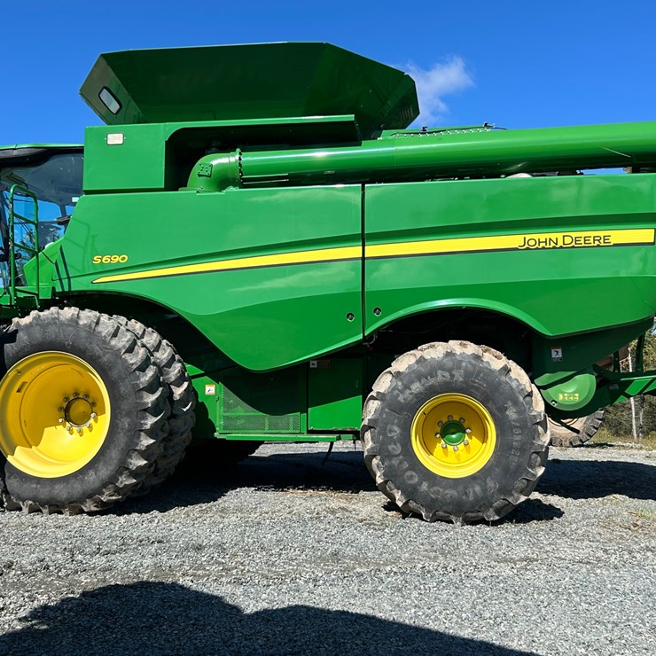 JOHN DEERE S690