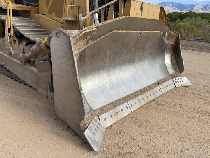 2017-caterpillar-d8t-image-10