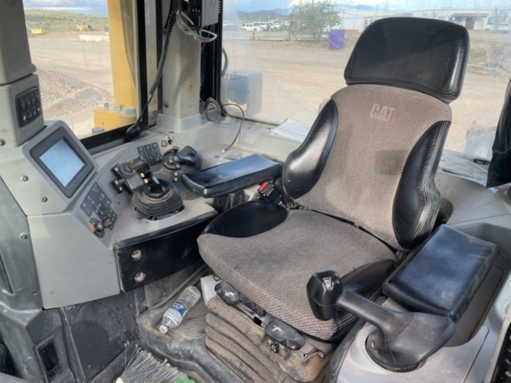 2017-caterpillar-d8t-image-36