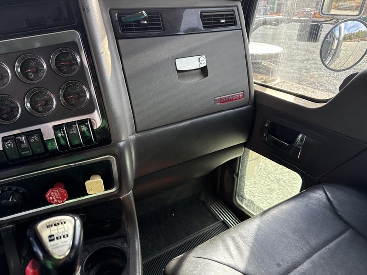 2009-kenworth-w900-image-38