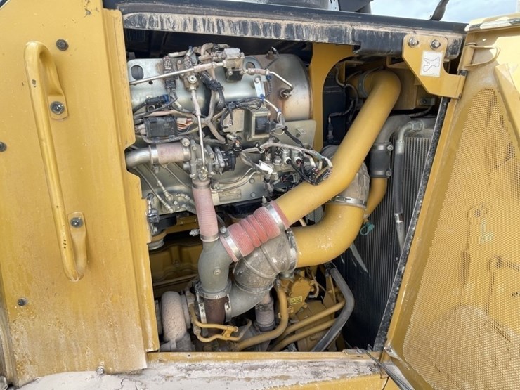 2019-caterpillar-d8t-image-31