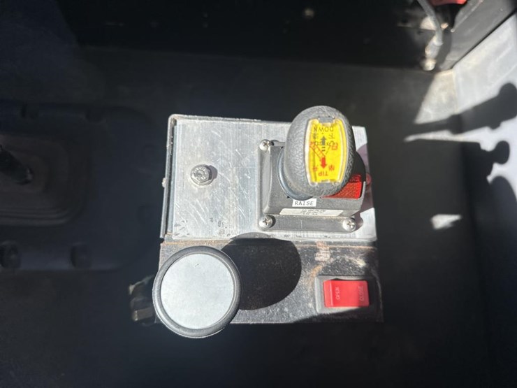 2014-peterbilt-567-image-34