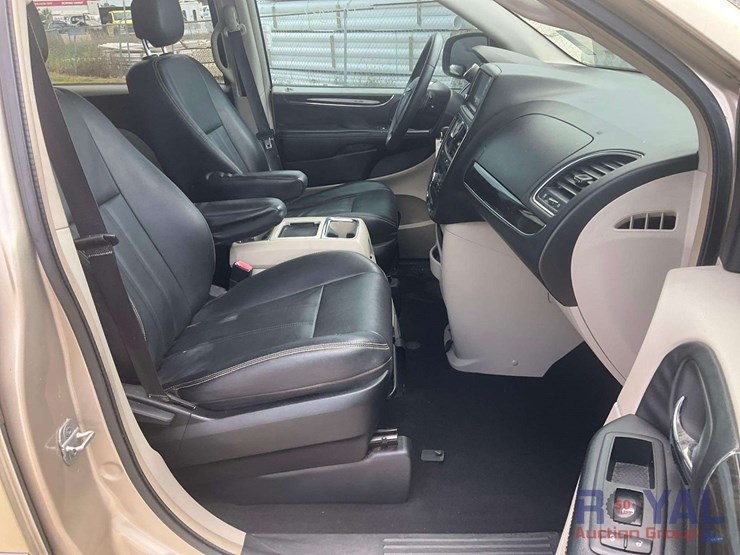 2013-chrysler-town-&-country-image-29