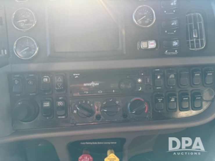 2013-peterbilt-389-truck-(jm627)-image-157