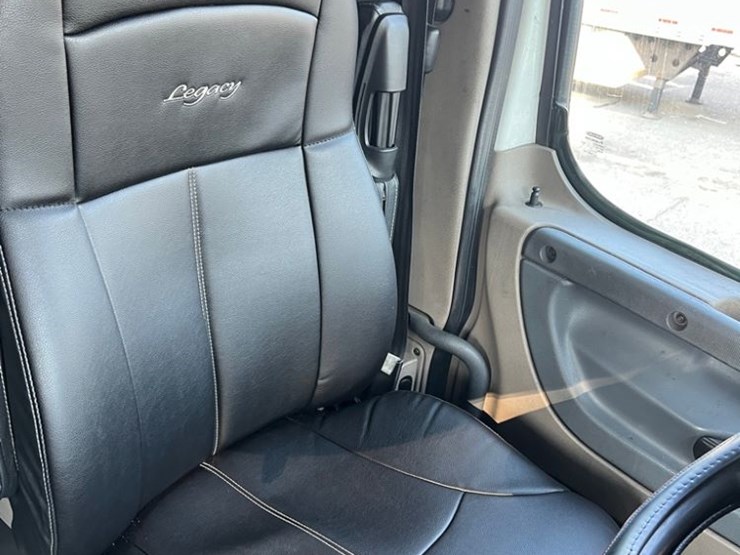 2016-freightliner-tr-125-semi-(ls0419,-unit-884)-image-32