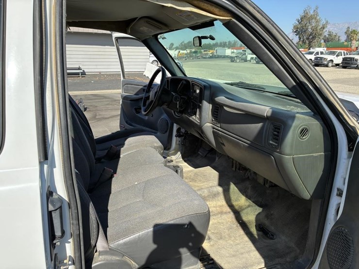2005-chevrolet-3500-image-11