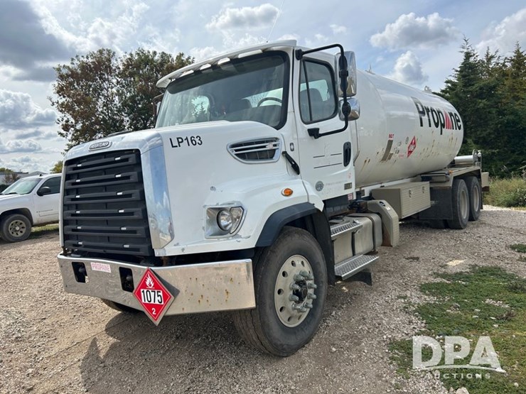 2016-freightliner-108sd-image-49